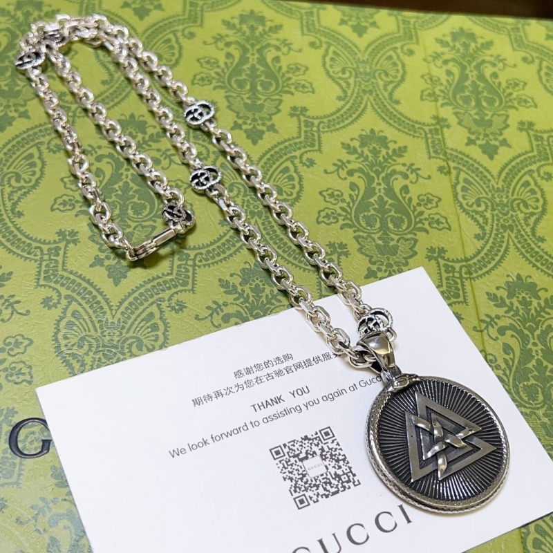 G*u*i necklaces